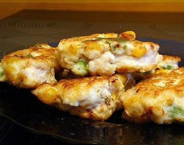 НЕЖНЫЕ КУРИНЫЕ ОЛАДЬИ С КУКУРУЗОЙ