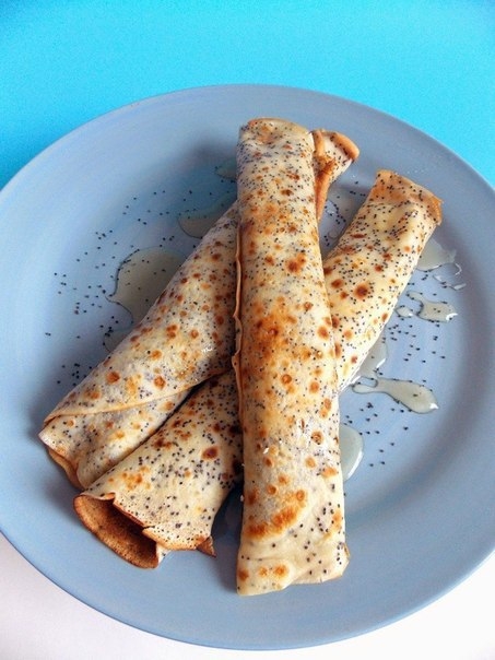 Блинчики с рикоттой, маком, медом и лимоном