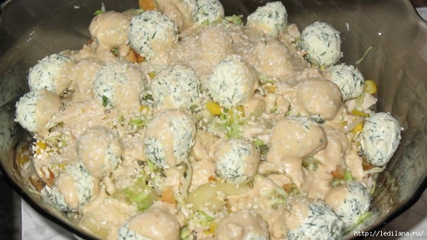 ВКУСНЫЙ САЛАТ ИЗ ПЕКИНСКОЙ КАПУСТЫ, КУРИЦЫ И КРУТОНОВ С ОРИГИНАЛЬНОЙ ЗАПРАВКОЙ.