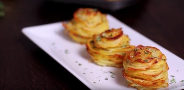 Потрясающе вкусный картофель с пармезаном и тимьяном Потрясающе вкусный картофель с пармезаном и тимьяном
