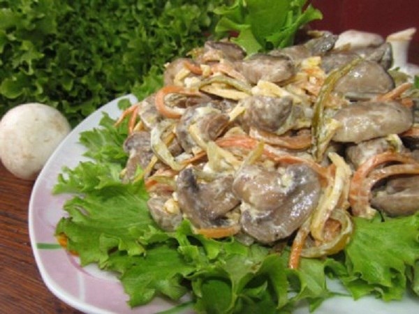 ГРИБНОЙ САЛАТ С СЫРОМ, МОРКОВЬЮ И СОЛЁНЫМИ ОГУРЦАМИ.