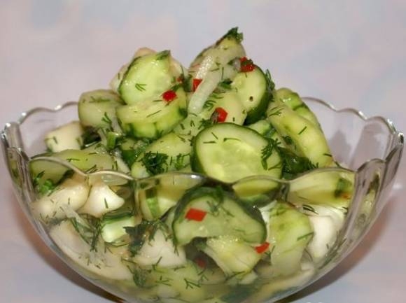 Салат из огурцов и яблок в медовом маринаде