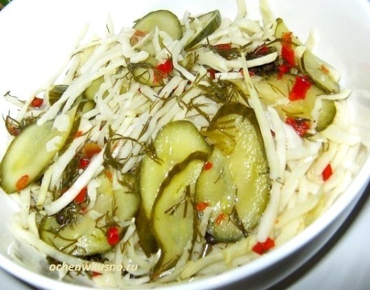Острый салат с капустой и огурцами в маринаде