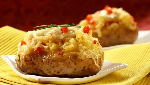 Картофель, фаршированный копченой рыбой