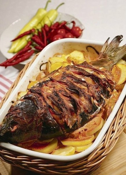 "Пьяный карп" запеченный в духовке с картофелем