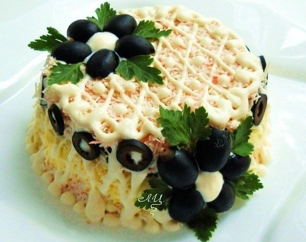 Салат с крабовыми палочками и фаршированным черносливом.