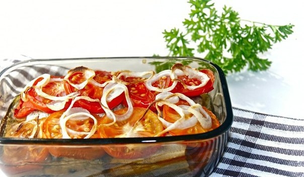 Скумбрия с помидорами.