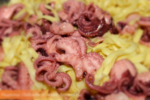 Маринованные маленькие осьминоги с яичной лапшой на гарнир Маринованные маленькие осьминоги с яичной лапшой на гарнир