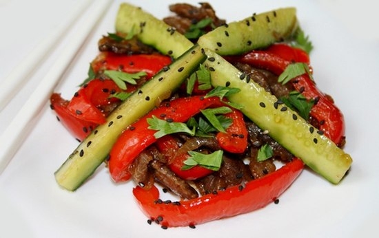 Тёплый мясной салат с огурцами по-корейски Тёплый мясной салат с огурцами по-корейски