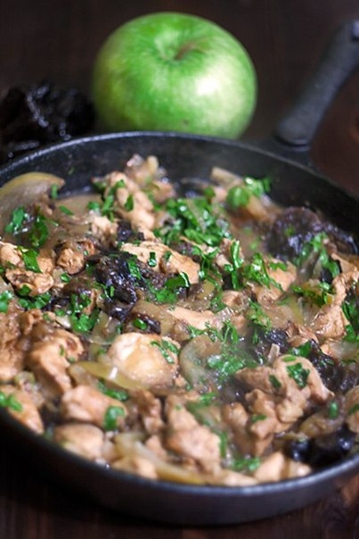 Индюшатина с яблоками и черносливом.