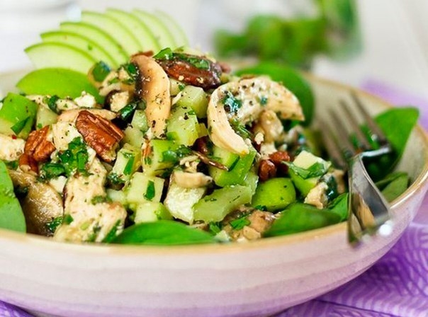 САЛАТ ИЗ КОПЧЕНОЙ КУРИЦЫ С ФАСОЛЬЮ И СВЕЖИМИ ОГУРЦАМИ.