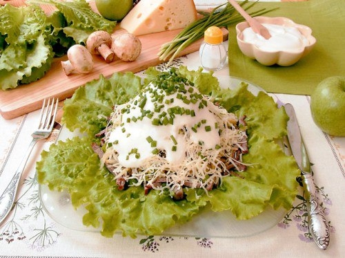 САЛАТ С МАРИНОВАННЫМИ ШАМПИНЬОНАМИ И ЯБЛОКАМИ