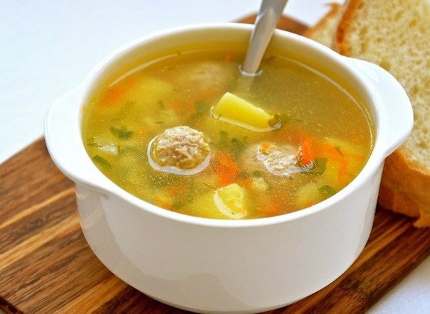 Суп с фрикадельками из курицы и креветок