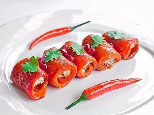 РУЛЕТИКИ ИЗ ПЕРЦЕВ С ОРЕХОВОЙ НАЧИНКОЙ