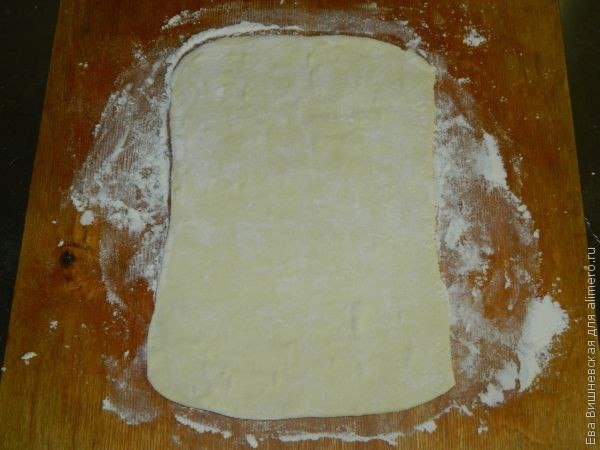 Можно размораживать слоеное тесто в микроволновке. Слоеное тесто на противне. Слоеное тесто на противне сгорело. Торт из слоеного бездрожжевого теста. Противень слоённое тесто.