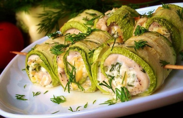 Рулетики из кабачков с курицей и творожной начинкой