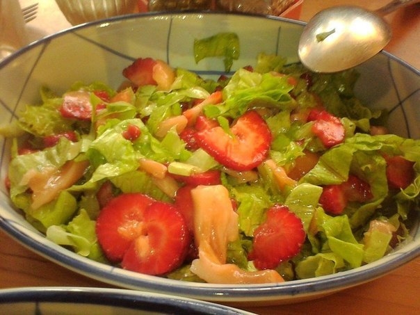 Салат с красной рыбой и клубникой