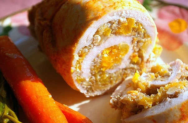 РУЛЕТ ИЗ ИНДЕЙКИ С КУРАГОЙ
