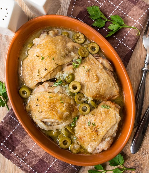 Тушёная курица с оливками и тимьяном Тушёная курица с оливками и тимьяном