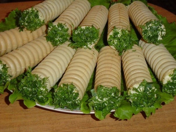 Закусочные трубочки с сыром, орехами и чесноком
