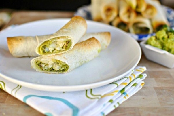 Трубочки с курицей и соусом песто Трубочки с курицей и соусом песто