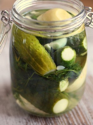 Малосольные огурцы с яблоком. Вкуснотища!