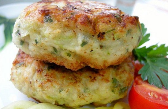 ЛЕТНИЕ КУРИНЫЕ КОТЛЕТЫ С РИСОМ И КАБАЧКАМИ