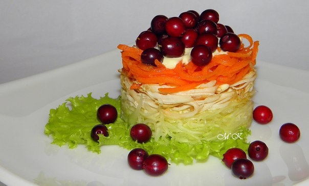 Куриный салат с брусникой