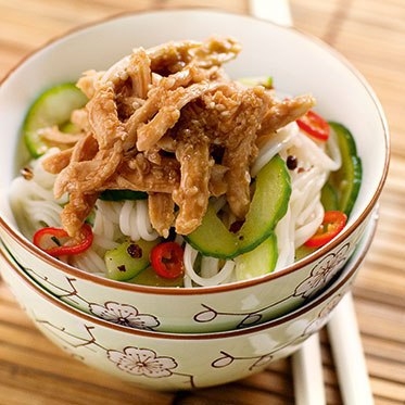 Легкий азиатский летний салат с курицей и кунжутом.