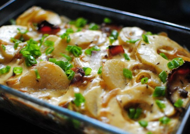 Картофельная запеканка с яблоками и беконом Картофельная запеканка с яблоками и беконом