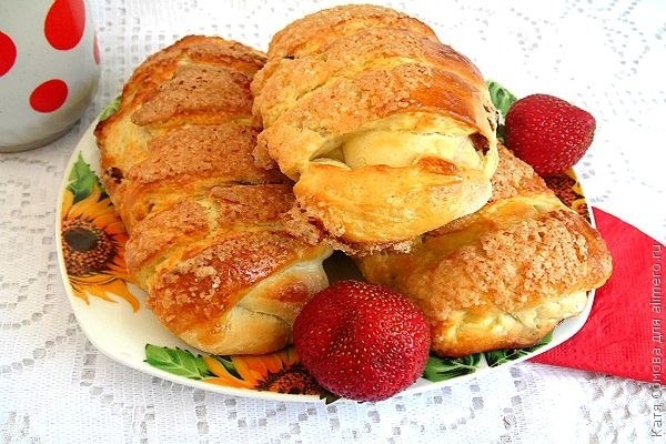 Булочки с изюмом и клубникой Булочки с изюмом и клубникой