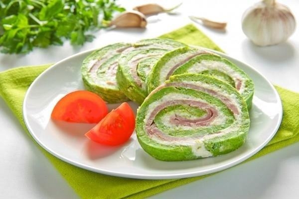 Рулет с ветчиной, шпинатом и сыром.