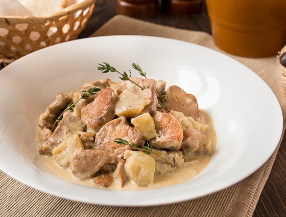 СВИНИНА С ЯБЛОКАМИ И СЛИВКАМИ