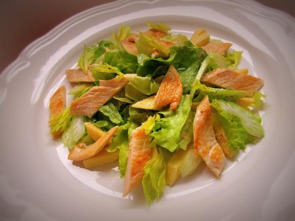 Лёгкий и сочный салат с яблоком, сельдереем и куриной грудкой