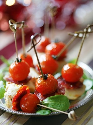 Канапе с курицей и помидорами черри