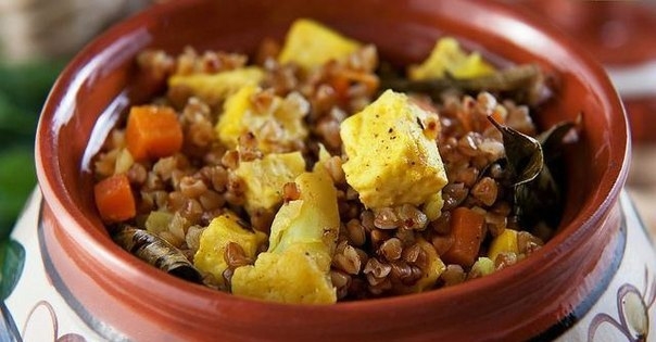 Гречка с кабачками и адыгейским сыром в горшочке