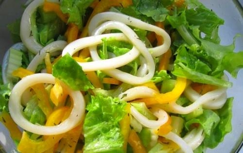 Салат с кальмарами и свежими овощами