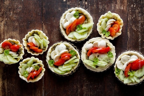 Корзинки с овощами и моцареллой