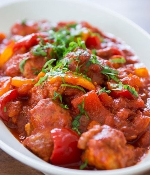 ТУШЕННАЯ КУРИЦА С БОЛГАРСКИМ ПЕРЦЕМ В ТОМАТНОМ СОУСЕ