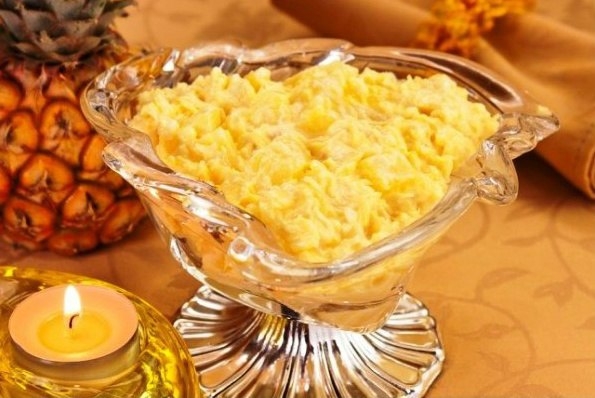 Салат с ананасом, сыром и чесноком