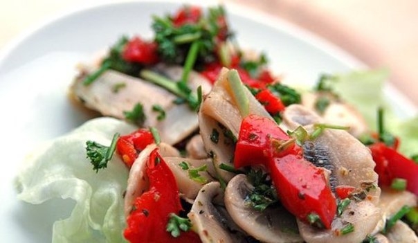 Салат с грибами, сельдереем и перцем по-армянски