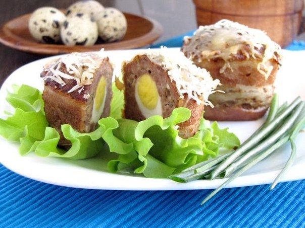Мясные "кексы" с перепелиными яйцами