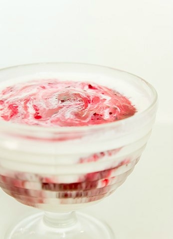 Десерт из мороженого с печеньем и джемом
