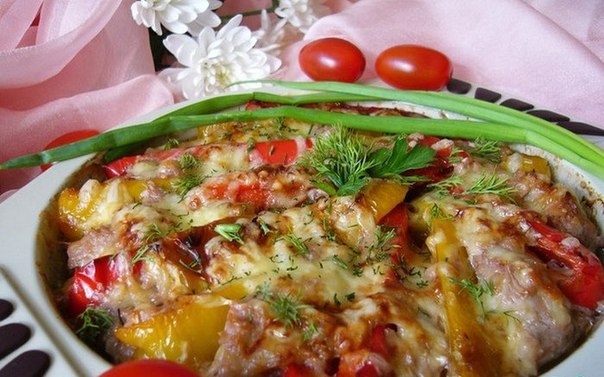 Куриная грудка, запечённая в соусе с перцем