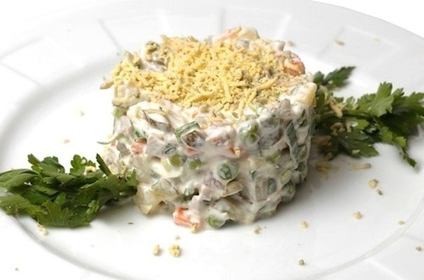 Оливье с говядиной и яблоками