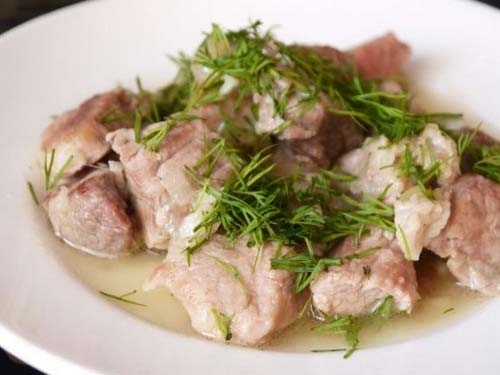 Свинина, тушеная с луком и чесноком