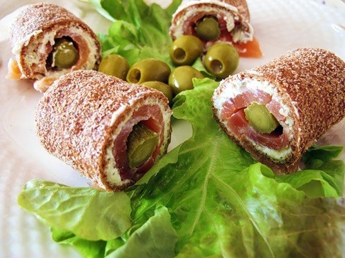 Рулетики из ржаных хлебцев