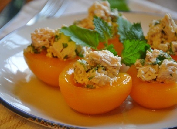 Персики с курицей и сыром
