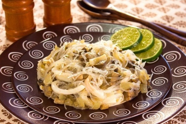 Легкий салат с кальмарами и грибами