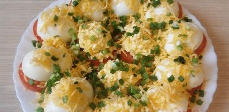 Закуска из яиц и помидоров
